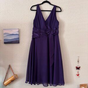 Vestido Morado Elegante con Lazo y Falda Fluida (Deep purple dress)